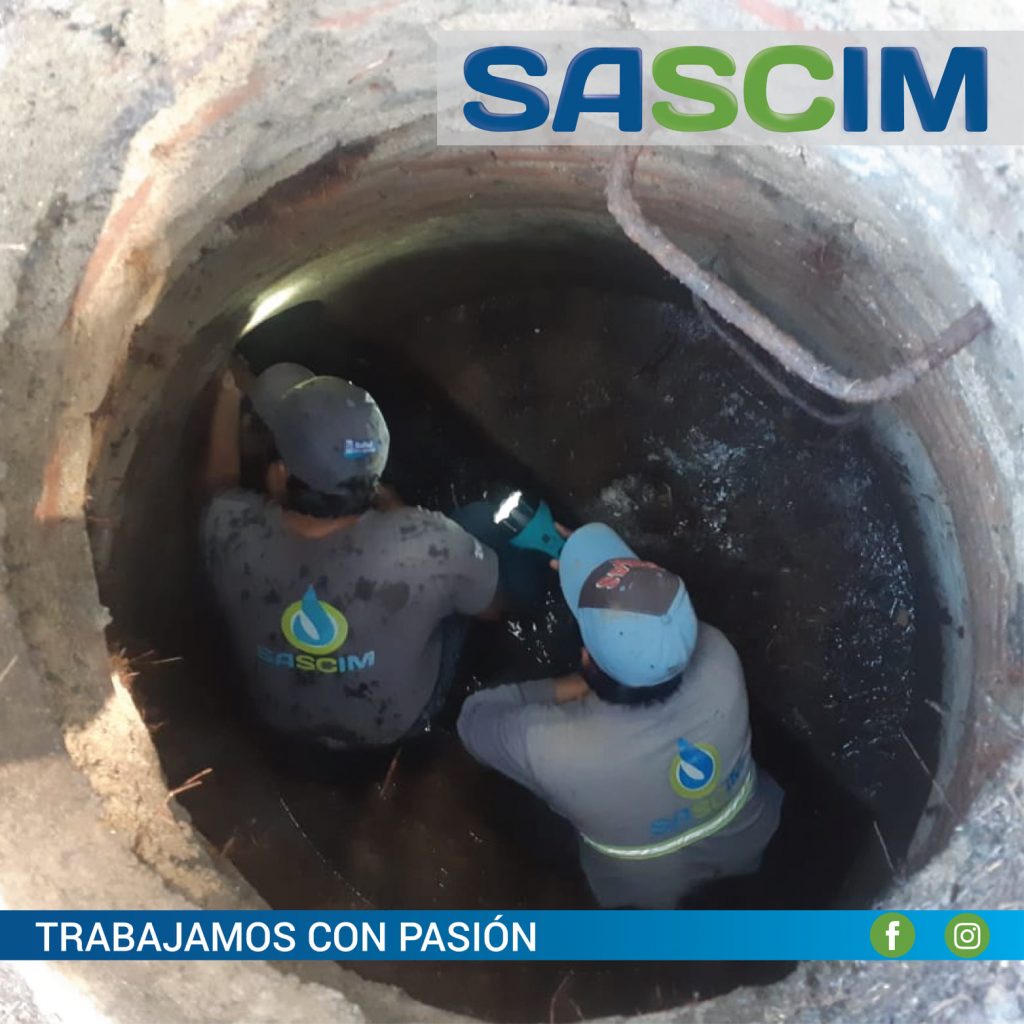 Personal de SASCIM realizando trabajos en la red de agua
